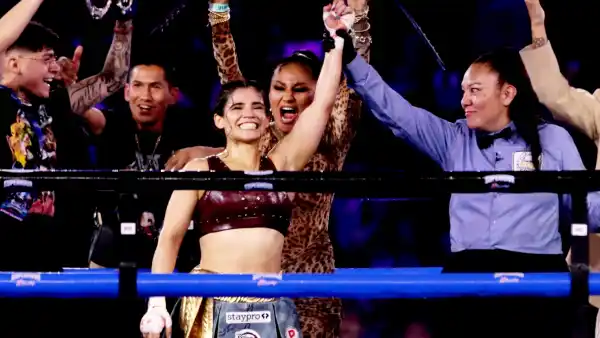 Alana Flores en su triunfo sobre la actriz Gala Montes en la Ciudad de México.