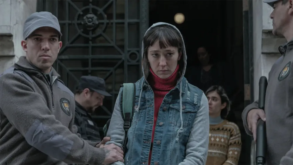 A woman arrives at a prison in the Netflix series In the Mud