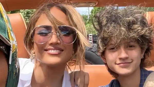 Jennifer-Lopez-Drops-Emme-Off-at-First-Day-of-Senior-Year