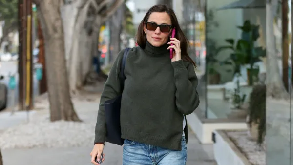 LOS ANGELES, CA - DECEMBER 13: Jennifer Garner is seen on December 13, 2024 in Los Angeles, California. (Photo by Bellocqimages/Bauer-Griffin/GC Images)