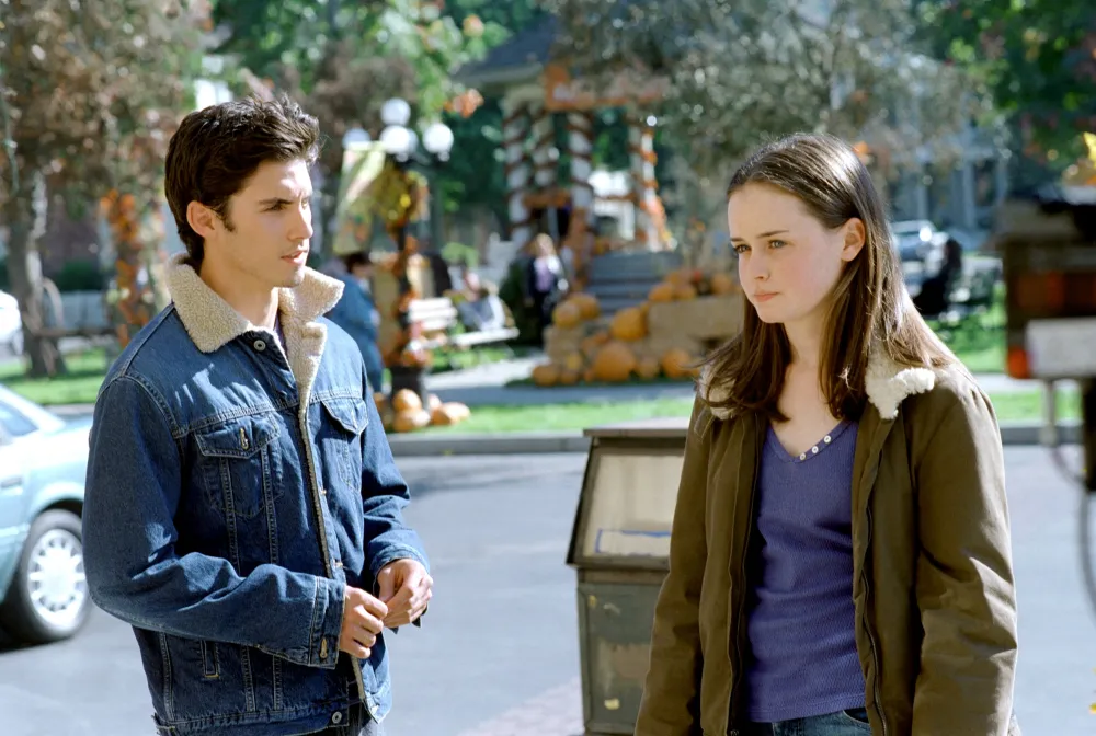 GILMORE GIRLS, Milo Ventimiglia, Alexis Bledel, 'The Inns & Outs of Inns', (Season 2), 2000-2007, ph