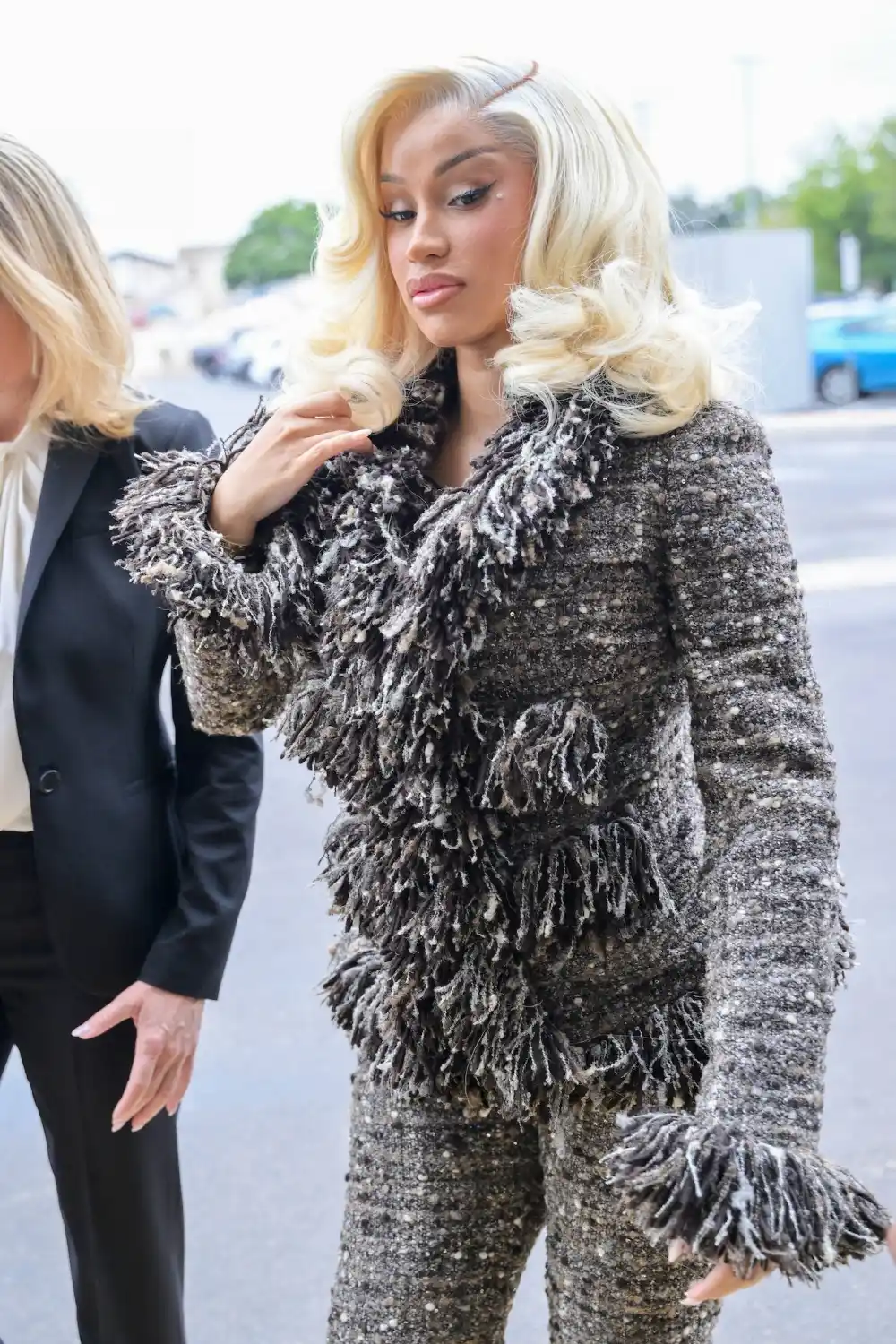 Cardi B luce tan elegante como siempre con cabello platino mientras acude a la corte por la demanda de 2018