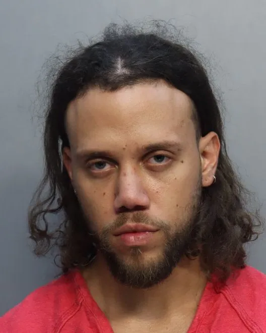 Jes&uacute;s Nieves Cort&eacute;s, mejor conocido como Jhayco, fue arrestado por autoridades en Miami con cargos menores de posesi&oacute;n de drogas