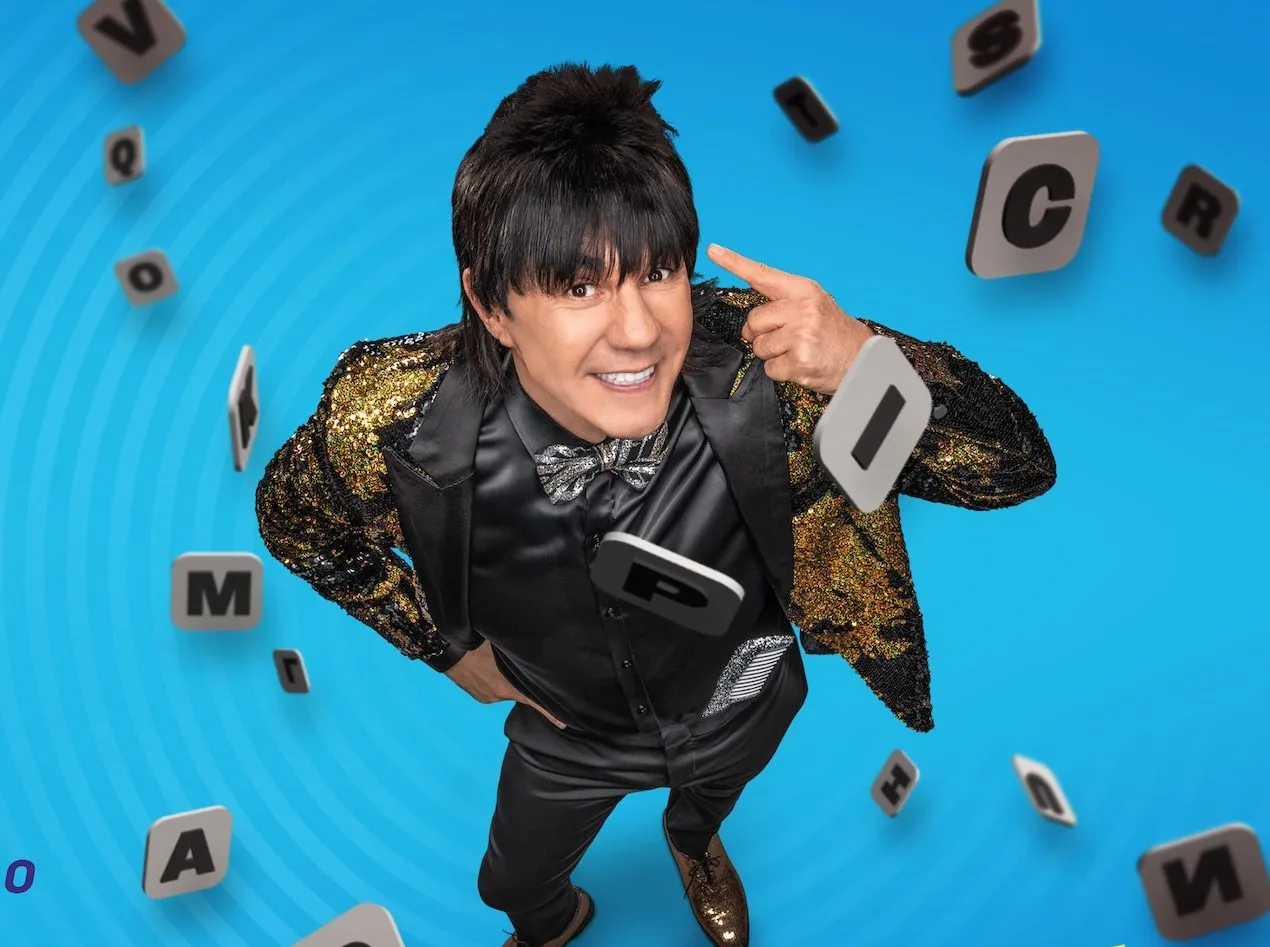 Adrián Uribe se convierte en El Vítor para conducir el programa Piensa rápido de Univision