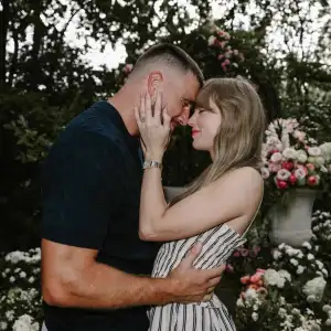 Taylor-Swift-and-Travis-Kelce-MEGA1354750_001