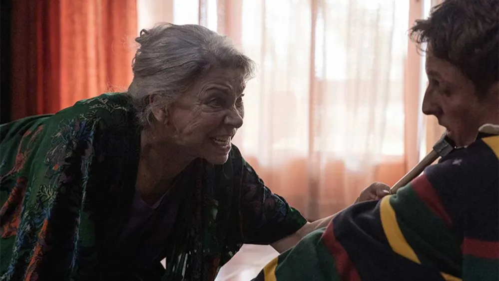 Kiti M&aacute;nver threatens someone in Two Graves