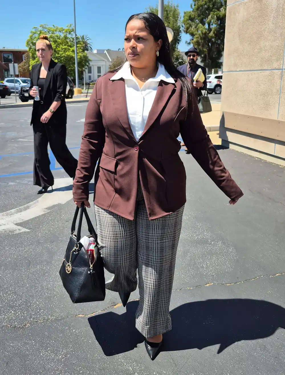 Who Is Emani Ellis Meet the Security Guard Suing Cardi B 3