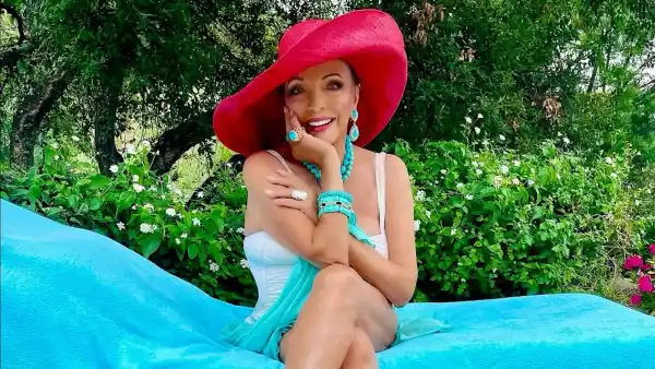 Joan Collins Shows Off Fierce and Fabulous Swimsuit Style at 92 While ‘Relaxing in the South of France’