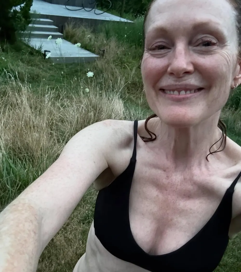 Julianne Moore, de 64 a&ntilde;os, muestra su belleza natural y cuerpo en bikini