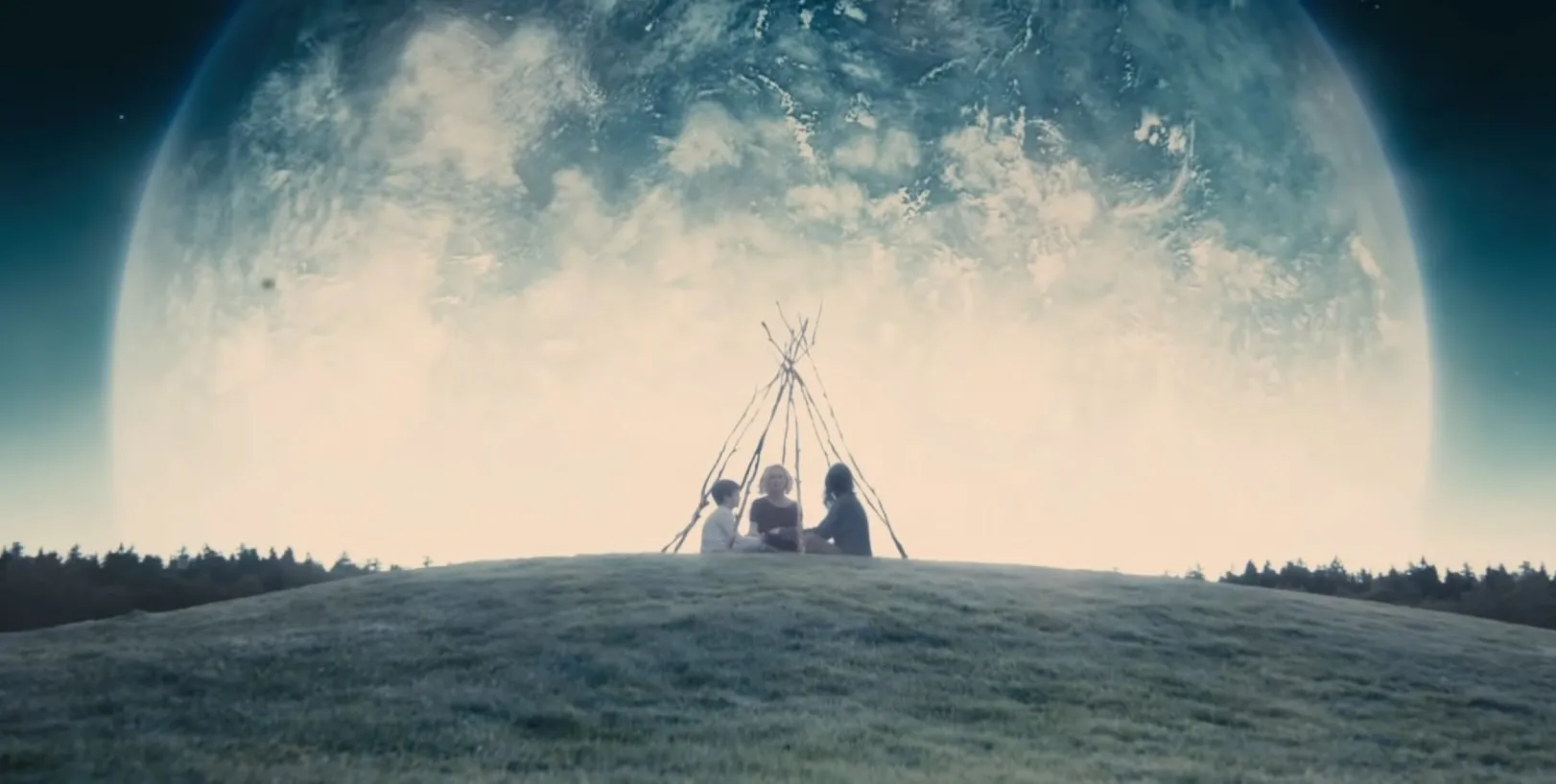 Cameron Spurr, Kirsten Dunst, Charlotte Gainsbourg in Melancholia