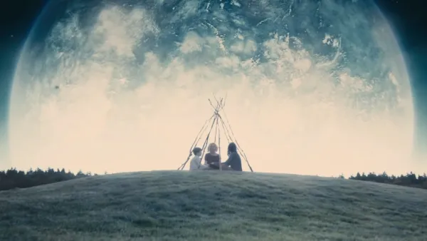 Cameron Spurr, Kirsten Dunst, Charlotte Gainsbourg in Melancholia