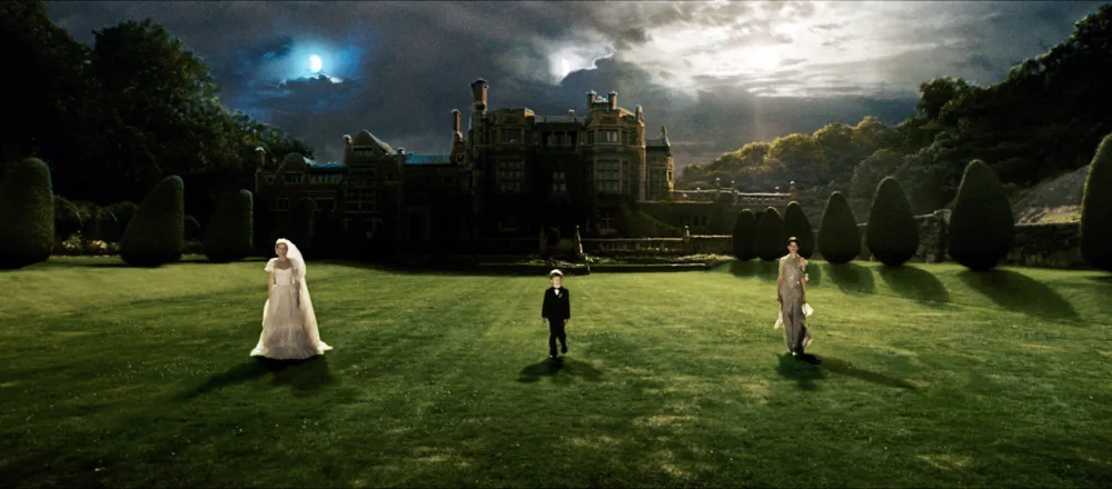 Kirsten Dunst, Cameron Spurr, Charlotte Gainsbourg in Melancholia