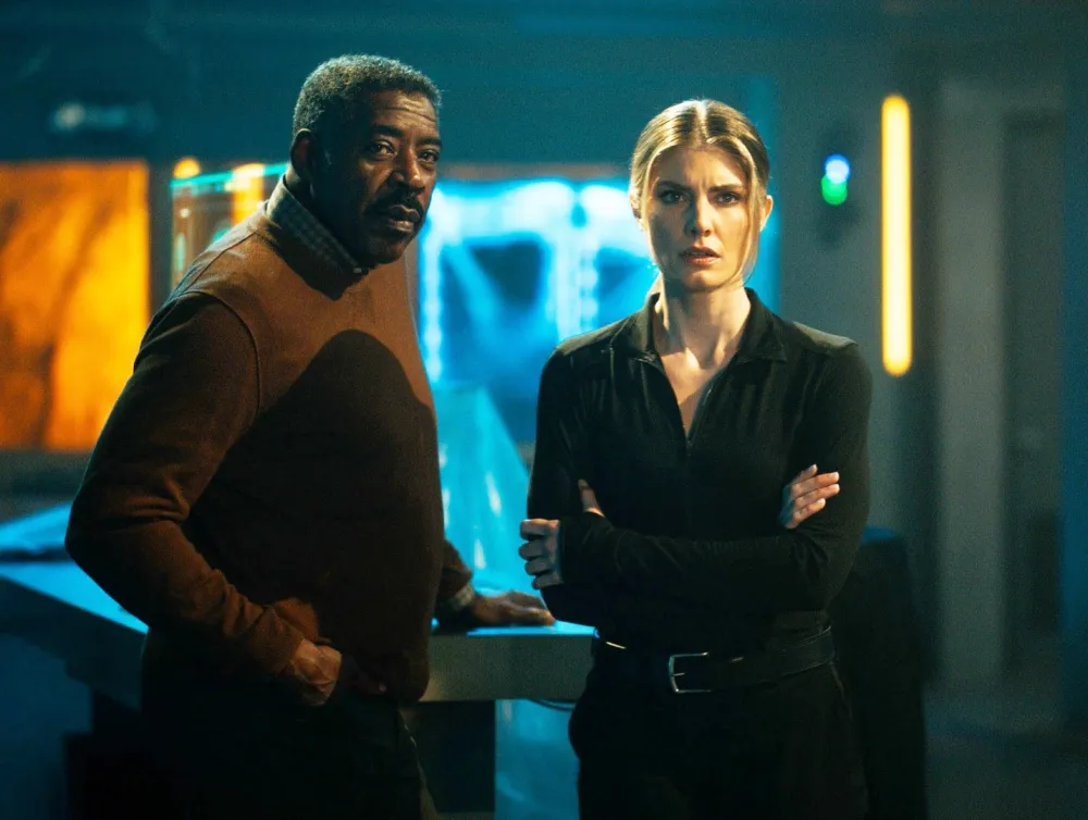 Ernie Hudson, Caitlin Bassett in Quantum Leap