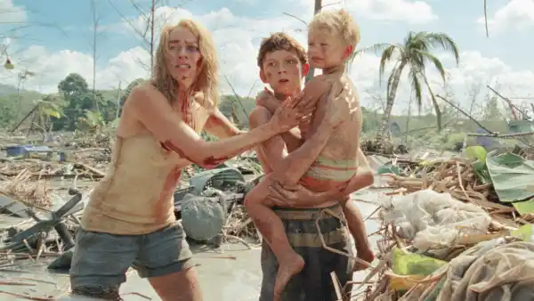 Naomi Watts and Tom Holland in The Impossible