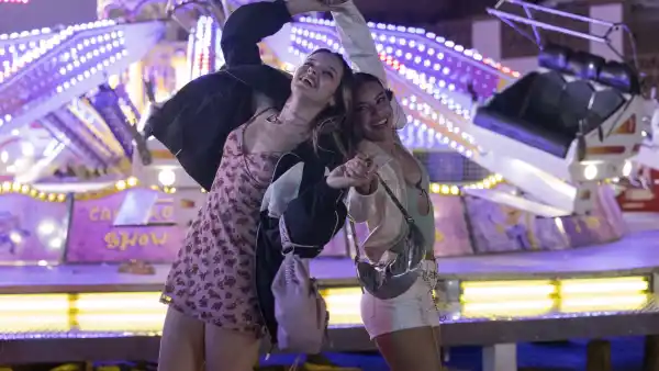 Zoe Arnao as Marta, Nadia Vilaplana as Veronica in episode 01 of DOS TUMBAS