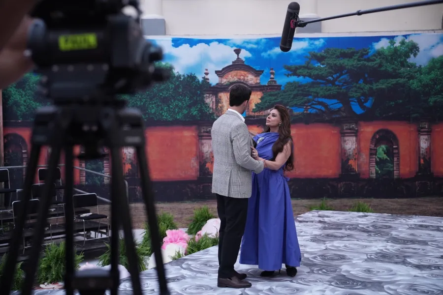 Yadhira Carrillo es “Carolina Guillén” en los 'Los Hilos del Pasado'.