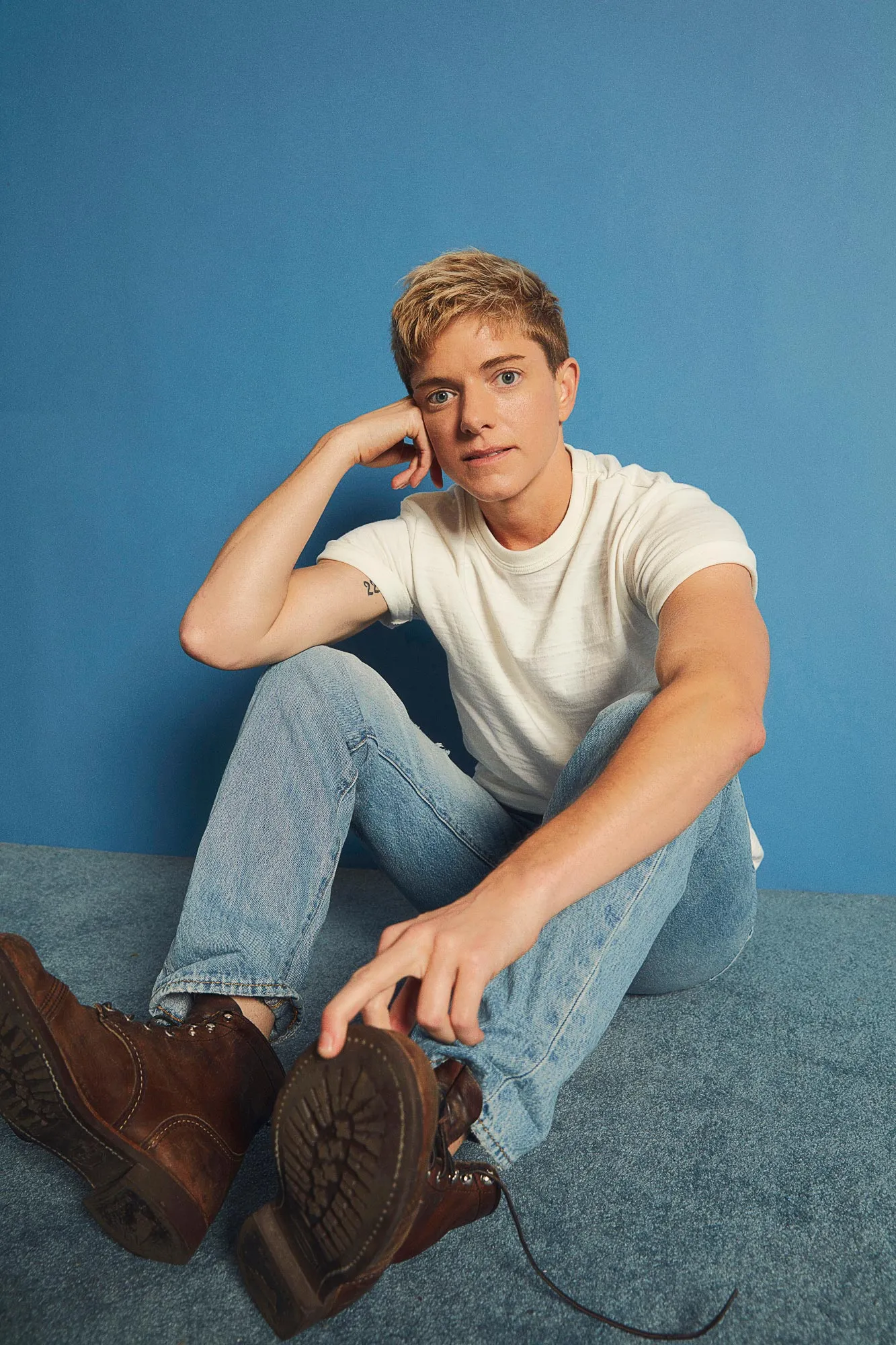 25 Things Mae Martin WAYWARD_S1_GLAM_MAEMARTIN_Setup15_00033_R LEAD