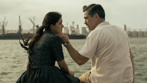 Paulina Gaitán, como Serafina Baladro y Alfonso Herrera como Simón Corona en Las Muertas