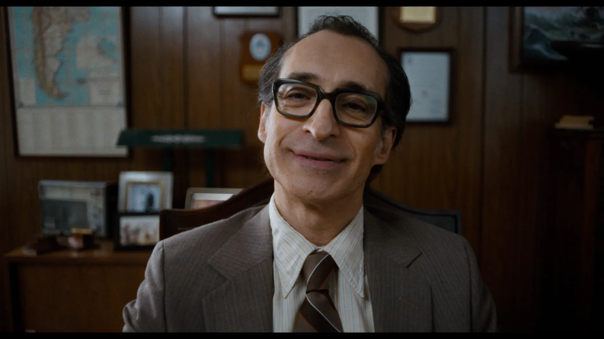 Bruno Bichir como el alcaide de la prisión en "El beso de la mujer araña"