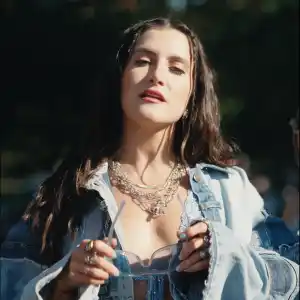 Camila Ramón, en el video de 'No Hay Fotos', dirigido por Bryce Saucier