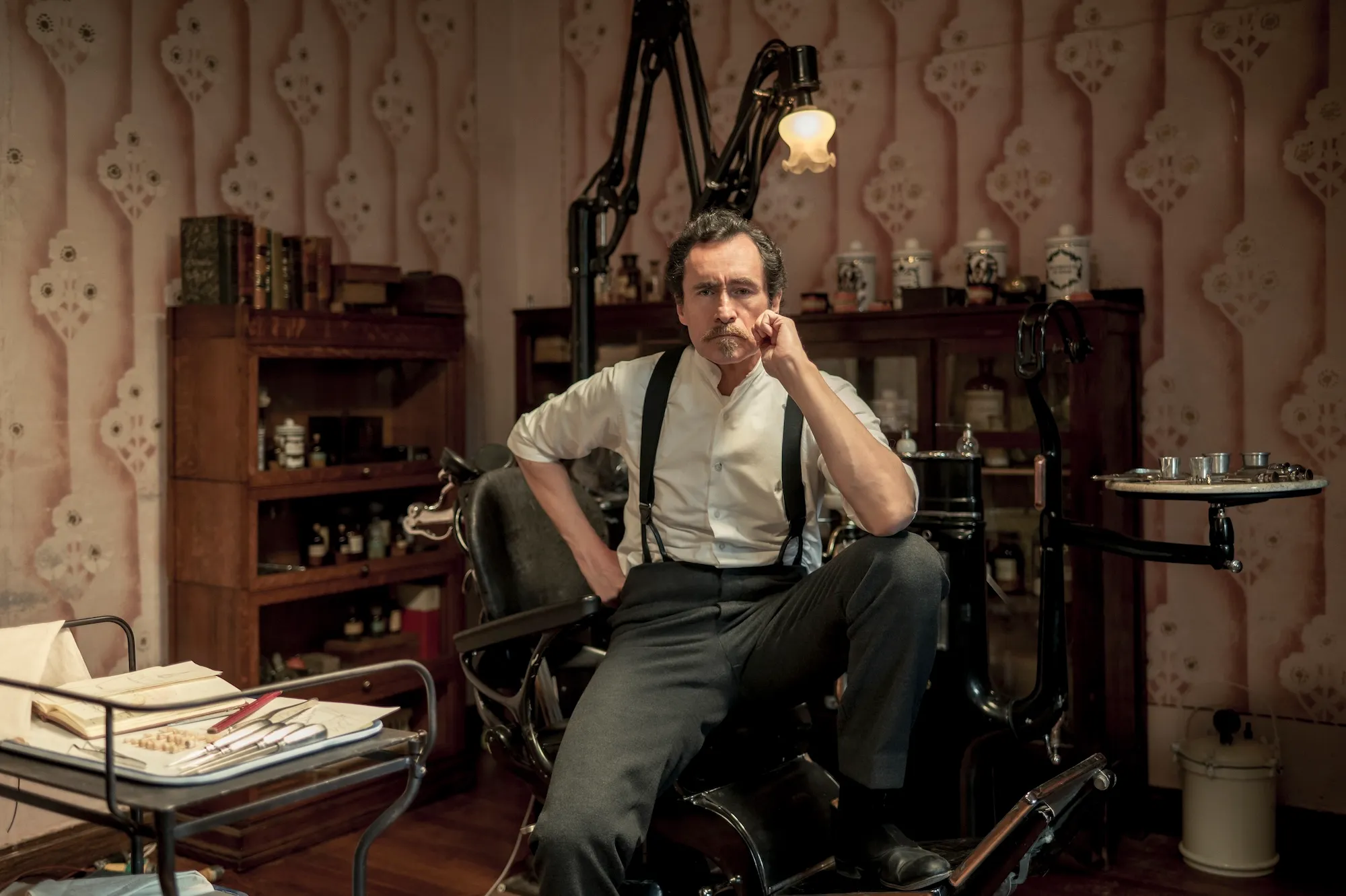 Demián Bichir el protagonista de la serie El Dentista de ViX