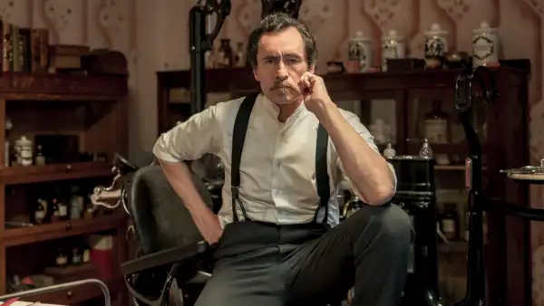 Demián Bichir el protagonista de la serie El Dentista de ViX