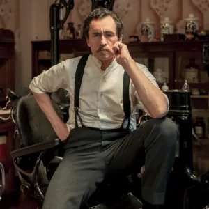 Demián Bichir el protagonista de la serie El Dentista de ViX