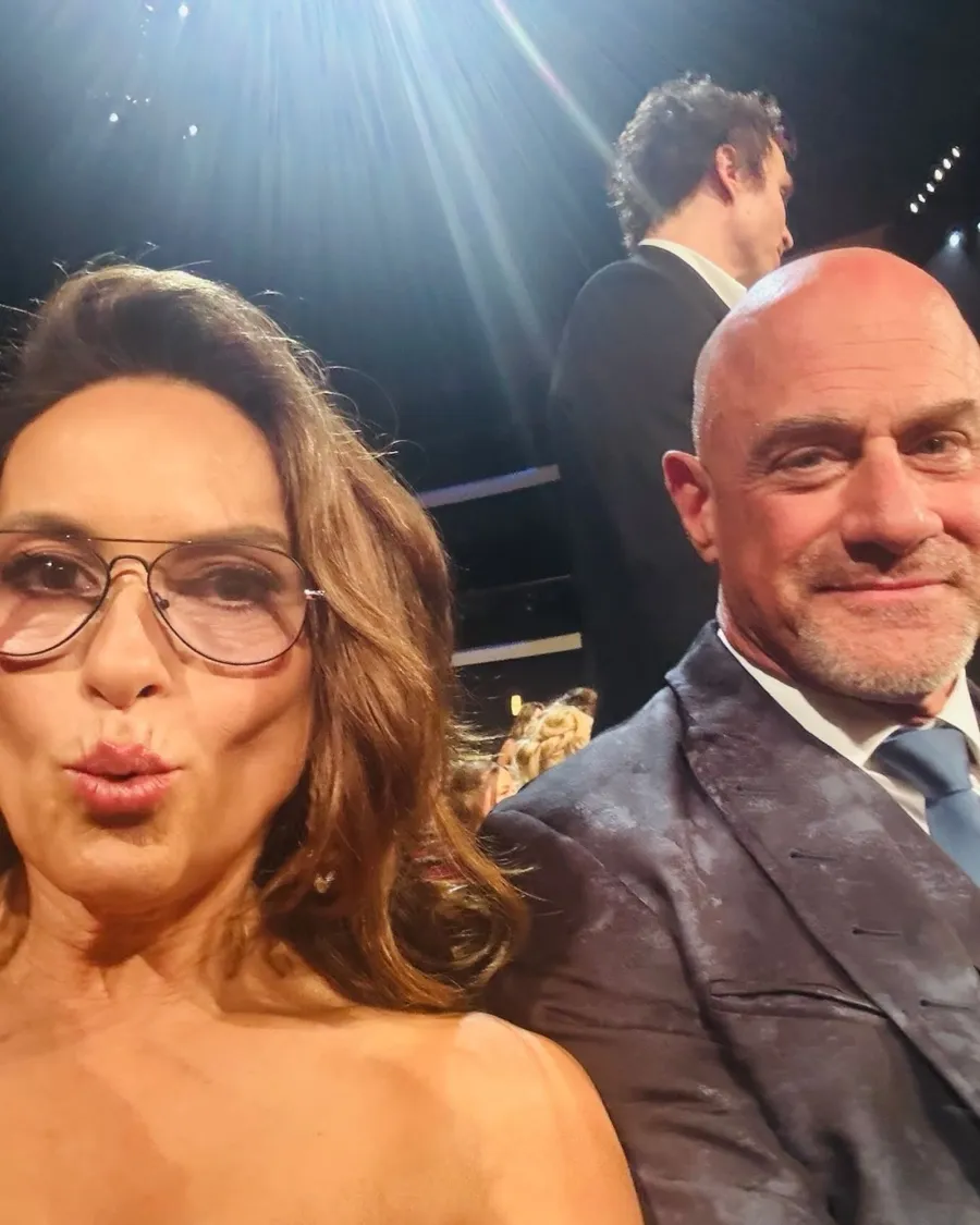 Emmys Selfies 2025 Mariska Hargitay and Christopher Meloni