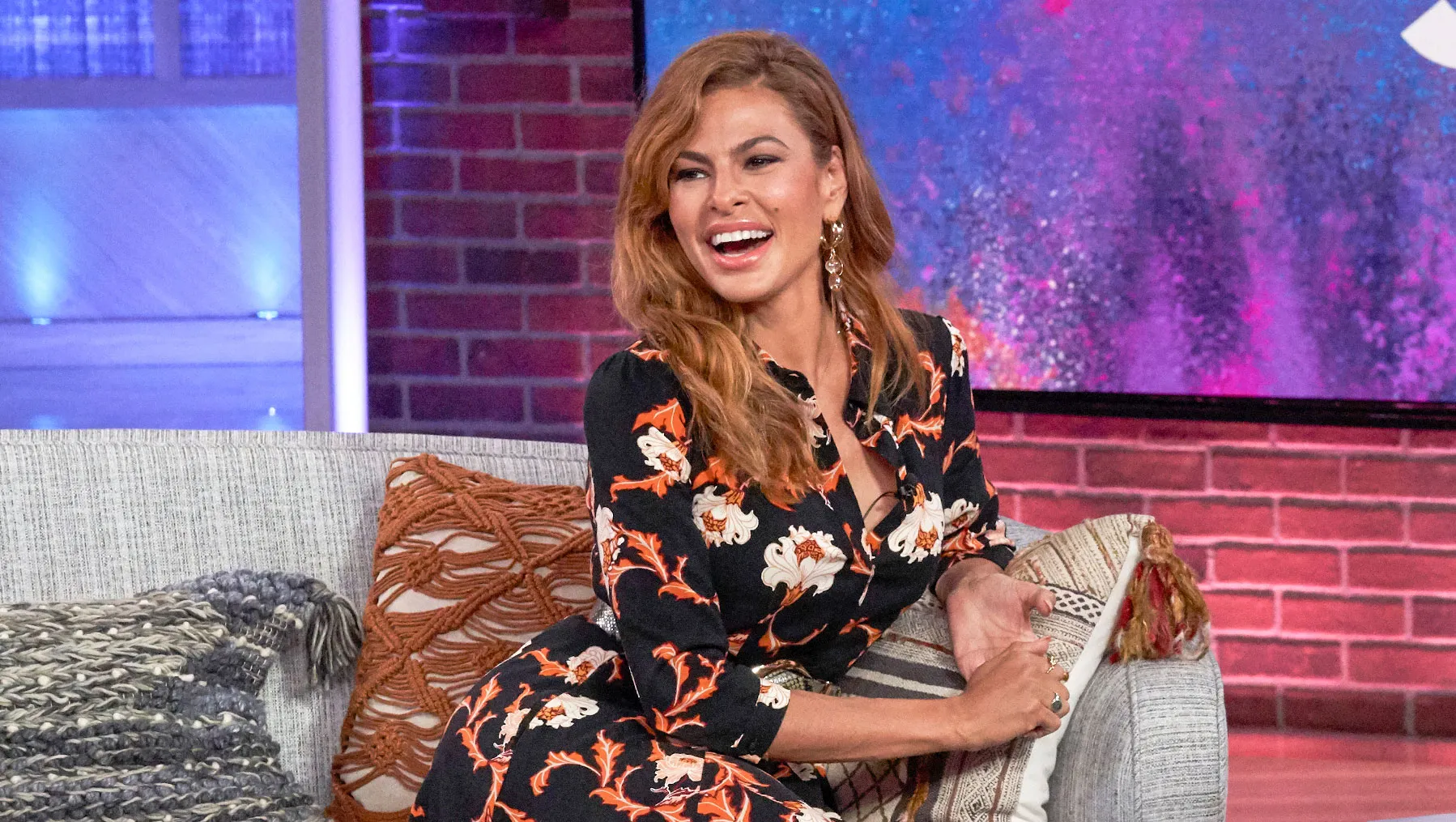 THE KELLY CLARKSON SHOW -- Episode 3037 -- Pictured: (l-r) Eva Mendes, Kelly Clarkson -- (Photo by: Adam Christopher /NBCUniversal/NBCU Photo Bank via Getty Images)