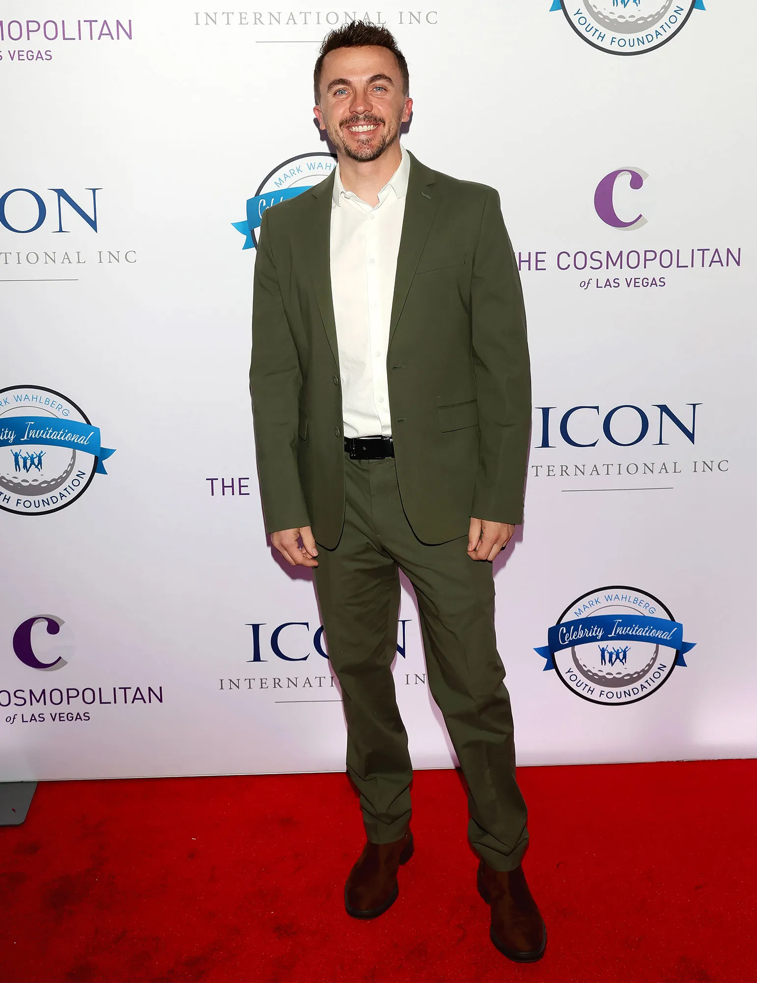 Feature Frankie Muniz 2537 Luxury Handbag Shopping Cover Story