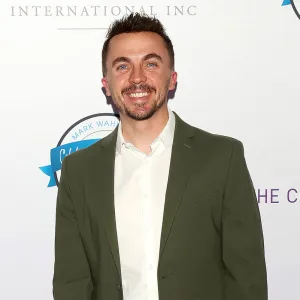 Feature Frankie Muniz 2537 Luxury Handbag Shopping Cover Story