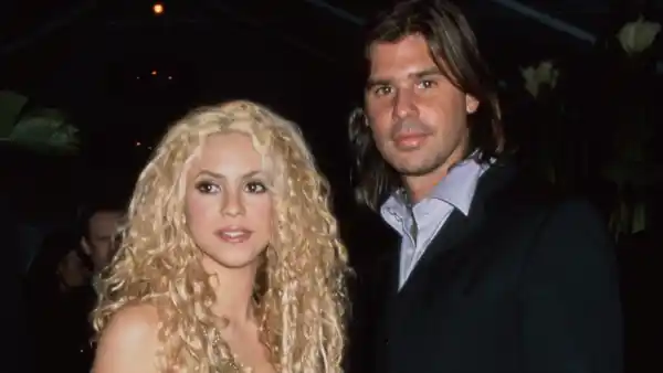 Shakira y Antonio de la Rúa en 2001.