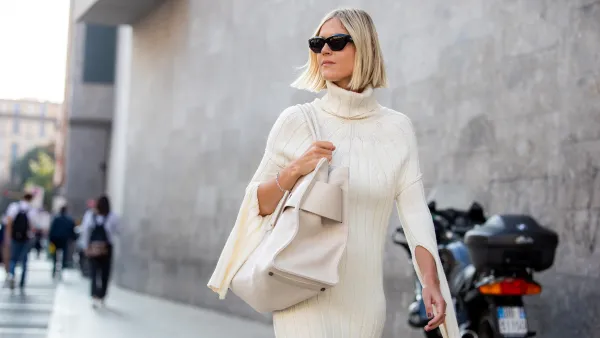 MILAN, ITALY - SEPTEMBER 23: Linda Tol outside Max Mara fashion show wearing a knitted white dress, oversized white bag and sunglasses during the Milan Fashion Week - Spring / Summer 2022 on September 22, 2022 in Milan, Italy. (Photo by Valentina Frugiuele/Getty Images)