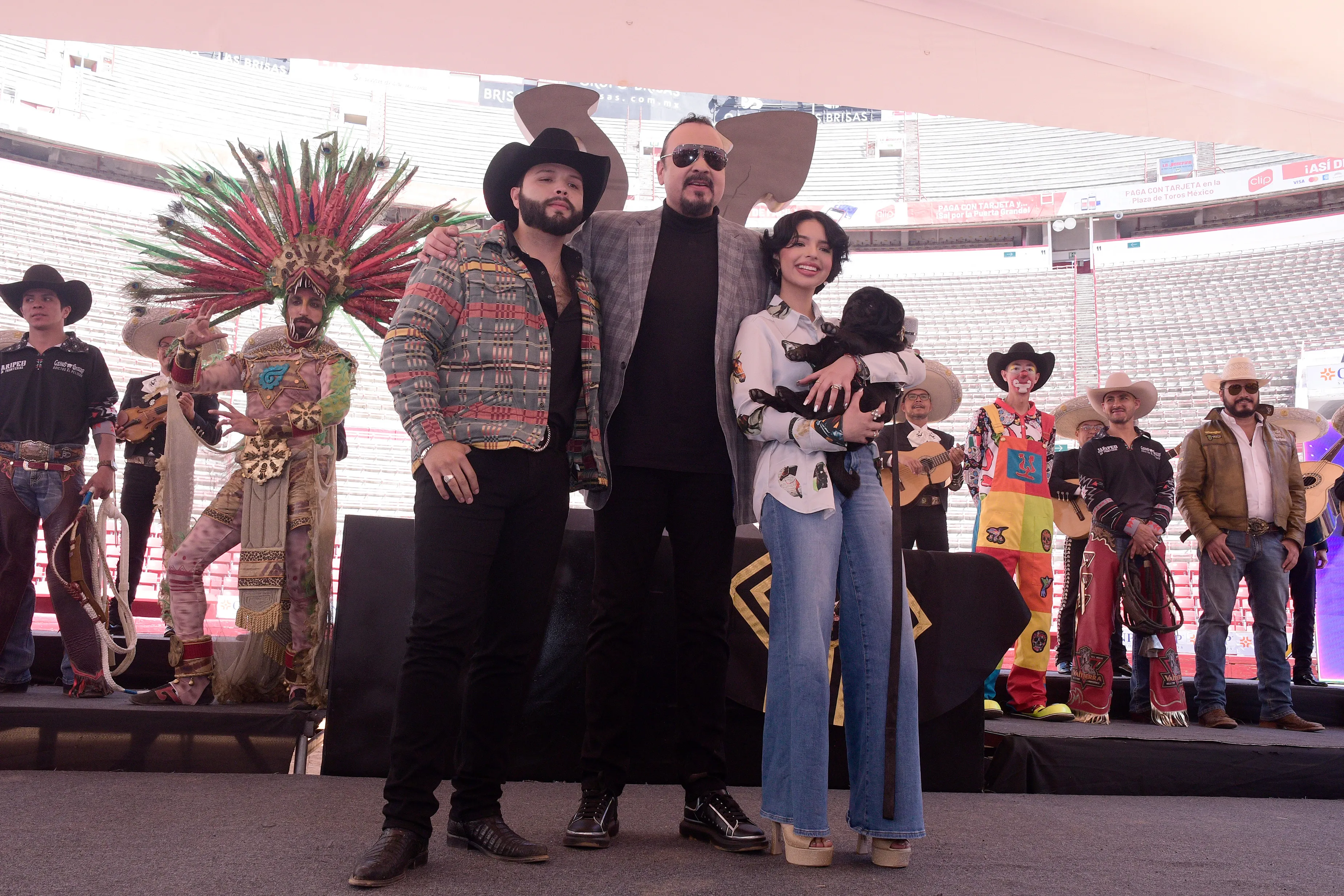 Leonardo Aguilar, Pepe Aguilar y Ángela Aguilar con su perro 'Gordo'.