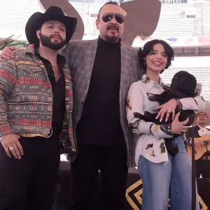 Leonardo Aguilar, Pepe Aguilar y Ángela Aguilar con su perro 'Gordo'.
