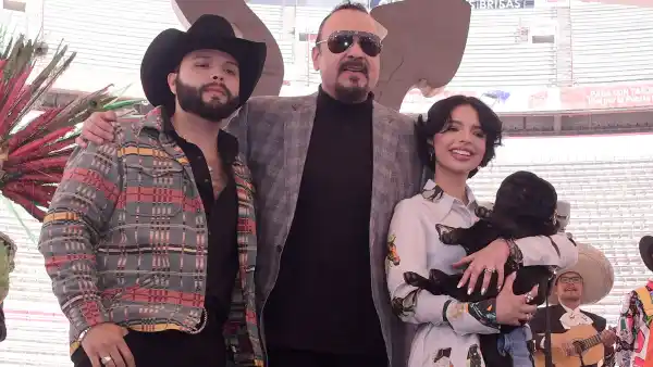 Leonardo Aguilar, Pepe Aguilar y Ángela Aguilar con su perro 'Gordo'.