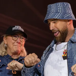 GettyImages-1486237510 Travis Kelce Donna Kelce 2023