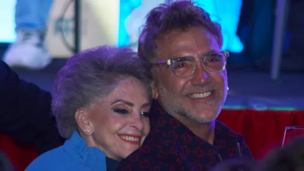 María del Refugio Abarca 'Cuquita' y su hijo Alejandro Fernández.