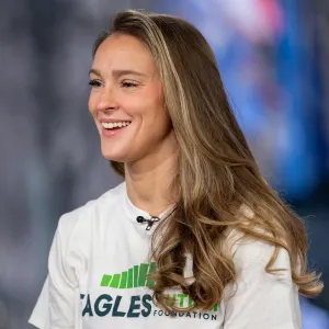 Kylie Kelce Attends Eagles Opener With 5 Month Old Daughter Finn