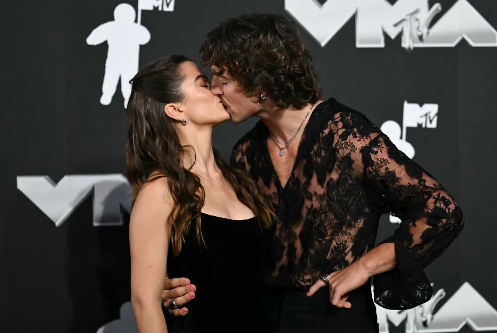 Benson Boone and Maggie Thurmon kiss at the 2024 MTV Video Music Awards