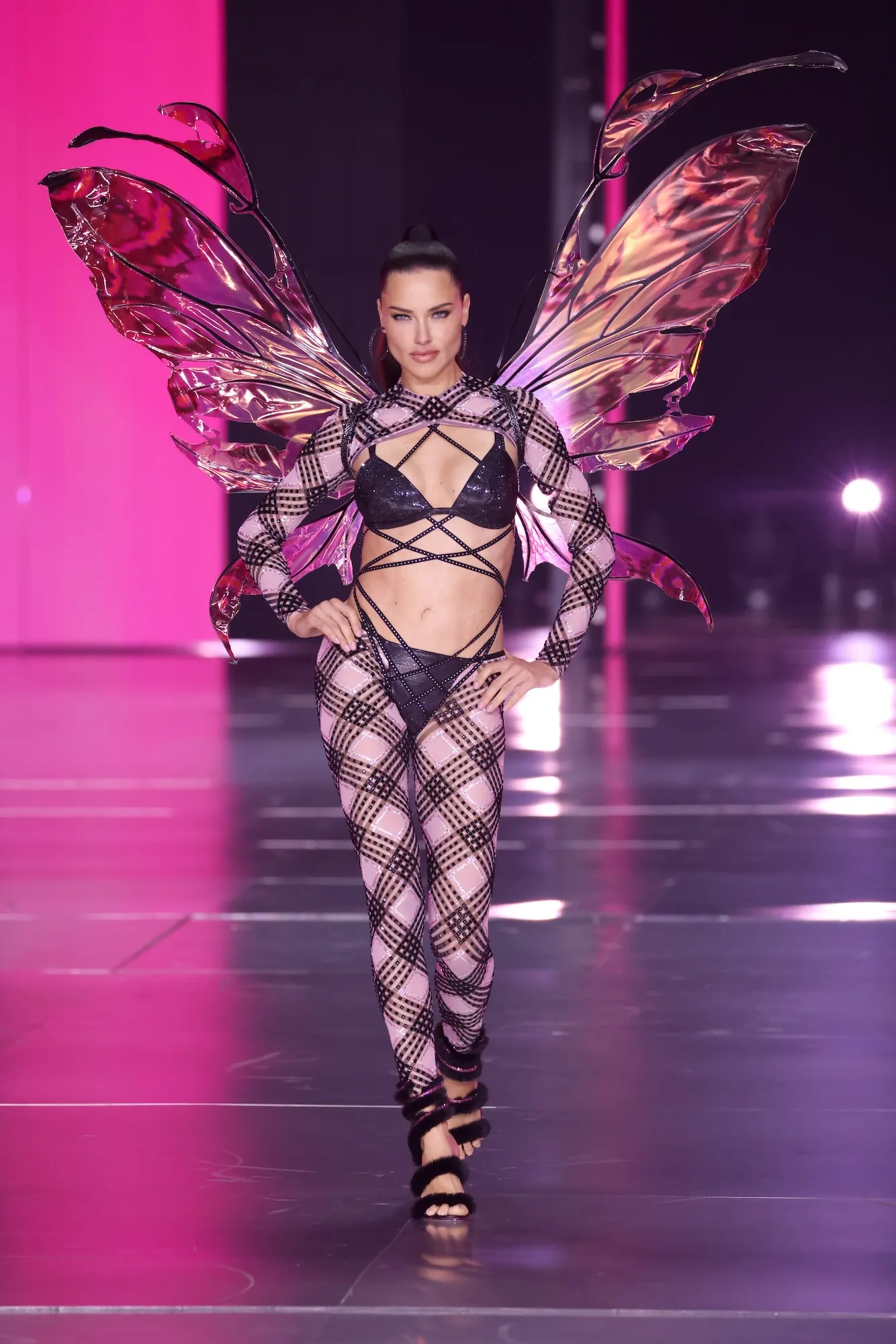 Victoria’s Secret ‘Solemnly Swears to Not Slick Back’ Models’ Hair at the 2025 Fashion Show