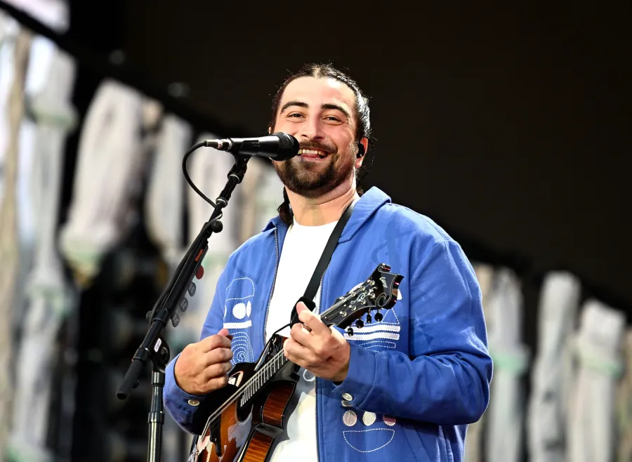 GettyImages-2223616813-Noah-Kahan