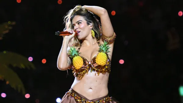 Karol G en el show de medio tiempo de la NFL en Brasil