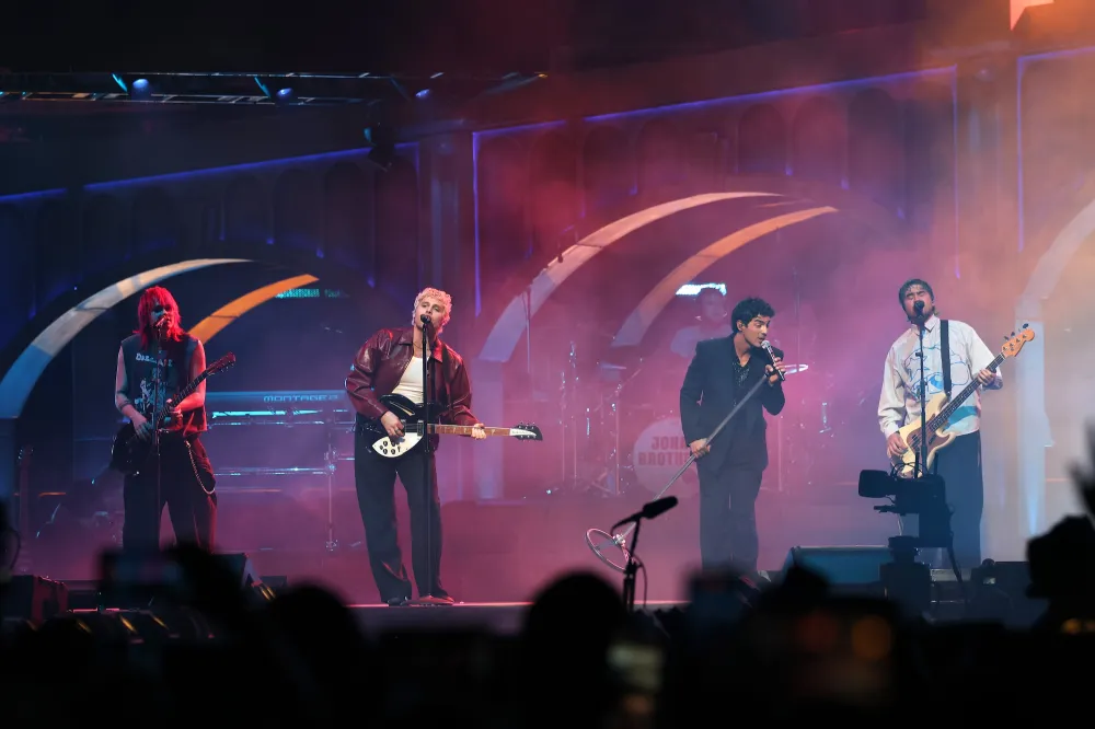 GettyImages-2233642454-Jonas-Brothers-5SOS