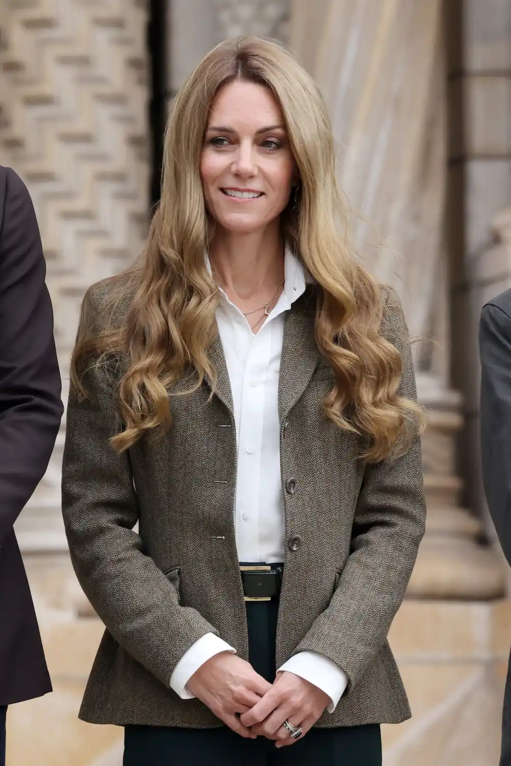 El peluquero de la princesa Diana critica duramente a quienes critican el nuevo cabello rubio de Kate Middleton.