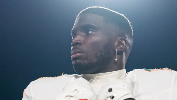 GettyImages-2236326406 Tyreek Hill Bills 2025