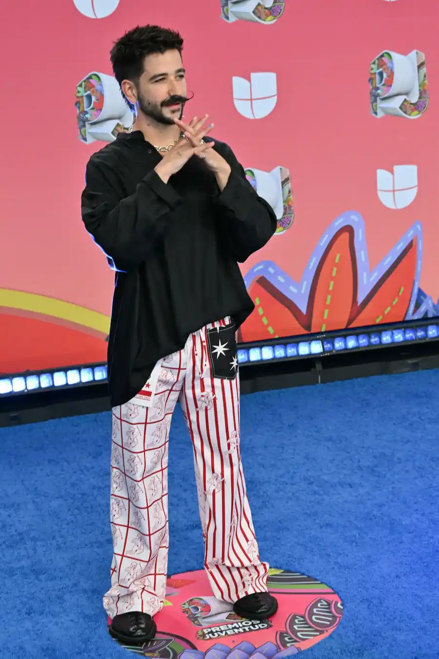 Camilo en la alfombra azul de Premios Juventud 2025 en Panamá