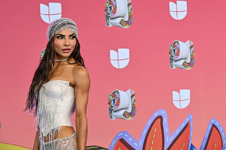 Alejandra Espinoza en la alfombra azul de Premios Juventud 2025 en Panamá