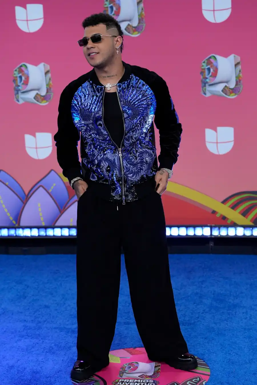 Boza en la alfombra azul de Premios Juventud 2025 en Panamá
