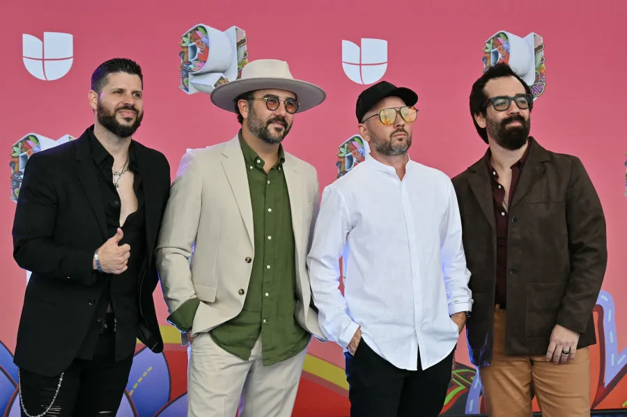 Black: Guayaba en la alfombra azul de Premios Juventud 2025 en Panamá